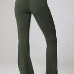 Women's Hugcurve No Front Seam Flare Leggings 31'' Aspen Olive